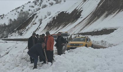 Çığ nedeniyle ulaşıma kapanan Karlıova-Yedisu kara yolu açıldı!