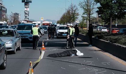 Reklam afişi asarken canından oldu