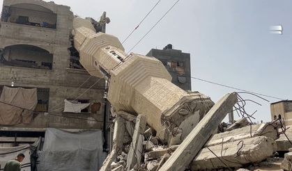 Gazzeliler Cuma namazlarını cami enkazlarının üzerinde de olsa aksatmıyor