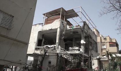 İran füzesinin Tel Aviv'de isabet ettiği alan görüntülendi