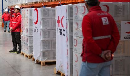 Kızılay'ın İran'a gönderdiği insani yardım tırları yola çıktı