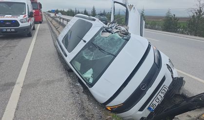 Refüje çarpan araçtaki bir kişi öldü bir kişi yaralandı