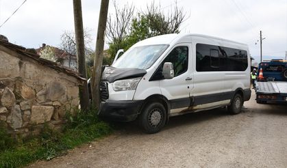 Servis, elektrik direğine çarptı: Çok sayıda yaralı var!