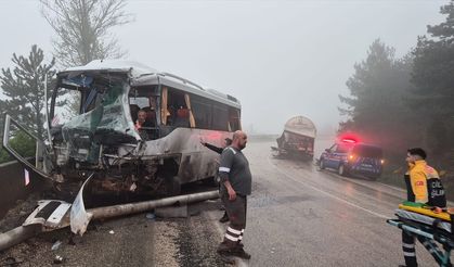 Bolu'da tanker ile yolcu minibüsü çarpıştı