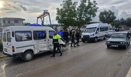 İki minibüs çarpıştı: 11 yaralı var