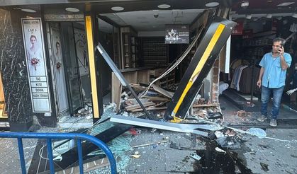 Araç kontrolden çıktı: 2 iş yerine girdi!