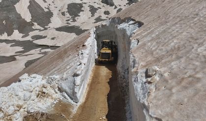 Antalya'da haziran ayında karla mücadeleden ilginç görüntüler