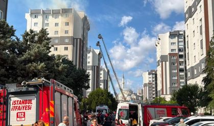İstanbul'da binanın çatısında korkunç yangın!