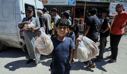Siyonistlerin aç ve mağdur bıraktığı Gazzelilere WFP'den göstermelik ekmek yardımı