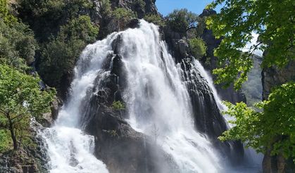 Antalya'daki bu şelale dağın içinden fışkırıyor