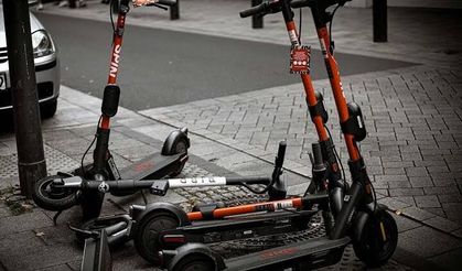 Bir ülkede  elektrikli skuter kullanımına ilişkin trafik düzenlemesi getiriliyor