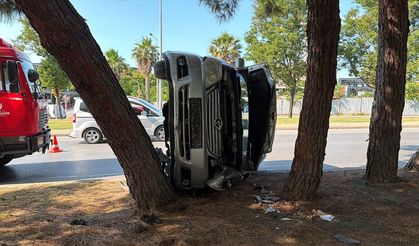 Kaldırıma çarpıp takla atan otomobilin sürücüsü yaralı olarak kurtuldu
