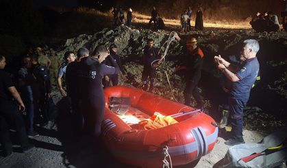 Su yükselince Fırat Nehri'nde mahsur kaldılar: 26 kişi kurtarıldı