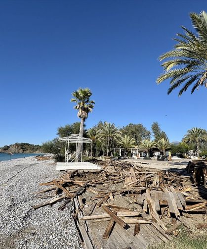 Fethiye sahilinde imara aykırı yapıların yıkımı sürüyor