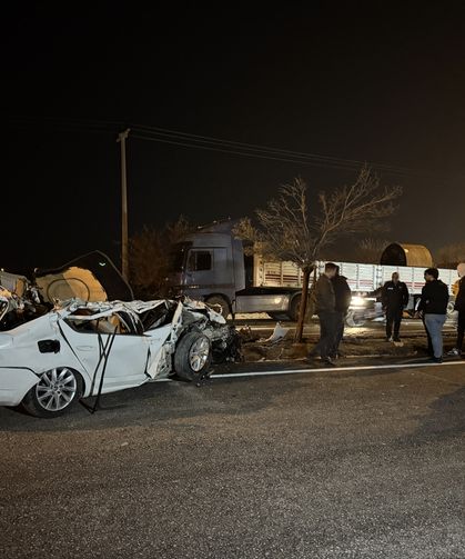 Park halindeki tıra çarpan otomobilde 2 kişi yaralandı