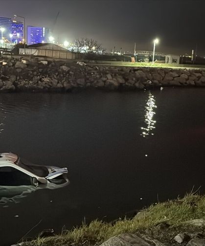 Kaza yapan zabıta aracı denize düştü