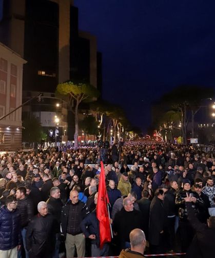 Arnavutluk'ta hükümet karşıtı protestolar yapıldı!