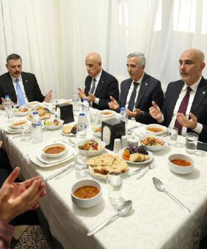 İçişleri Bakanı Çiftçi 6 Şubat depremlerinden etkilenen aile ile iftar yaptı