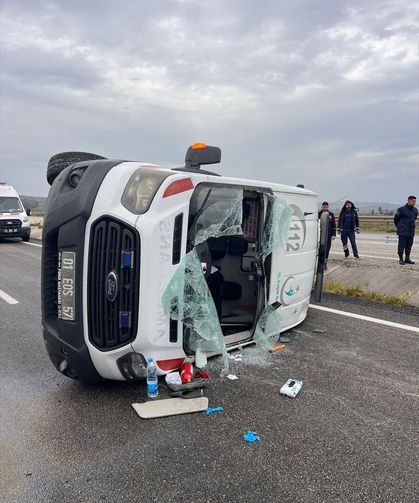 Adana'da ambulans devrildi: Sağlık personelleri yaralandı