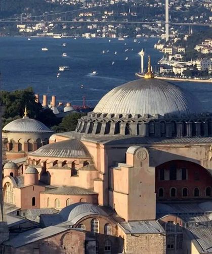 Ayasofya’da Bizans bayrağı açan turistler tutuklandı!