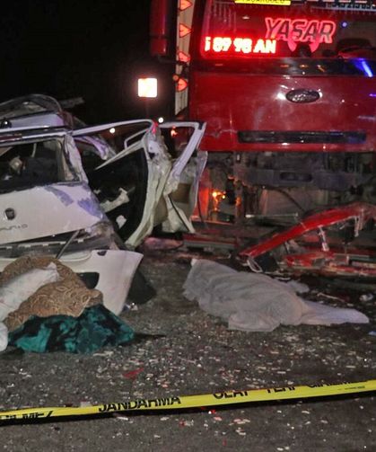 Otomobil ile kamyon çarpıştı: 1 kişi öldü, 5 kişi yaralandı