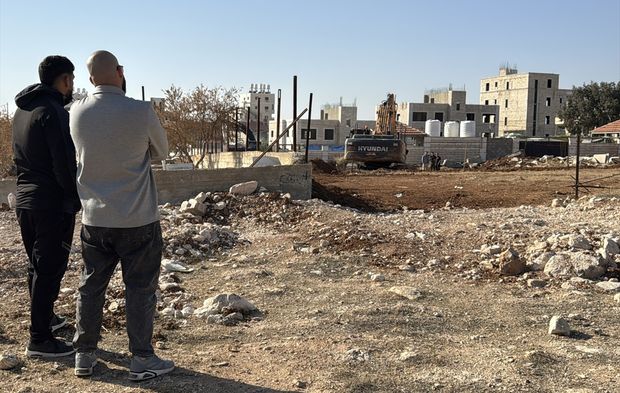 Siyonist rejim, işgal altındaki Batı Şeria'da Filistinlilere ait bir binayı yıktı