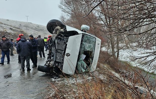 Öğrenci servisi devrildi 15 kişi yaralandı