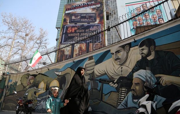 İran sokaklarında, ABD'ye ince mesaj: Bize saldırırsan israil yok olur