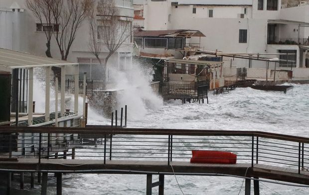 Marmaris'te fırtına kıyıları böyle vurdu, feribot seferlerini durdurdu