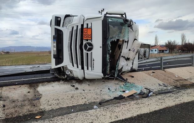 Kayseri'de akaryakıt tankeri devrildi, faciadan dönüldü