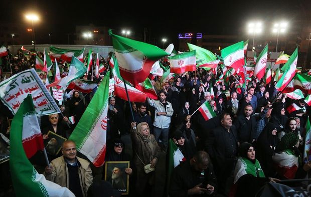 İranlılar, bombardıman altında meydanlara indi