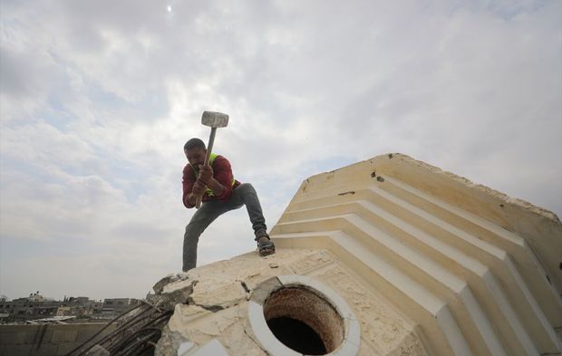 Gazze'de sivil savunma ekipleri iş başında