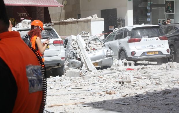 Trump'ın yüzde 98'ini imha ettik dediği İran füzeleri israii vurmaya devam ediyor