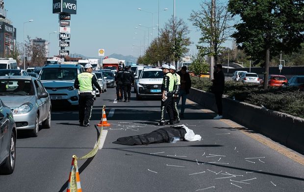 Reklam afişi asarken canından oldu