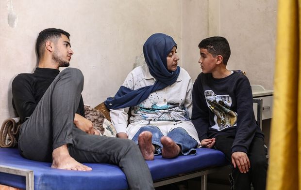 Fertlerinin tümü yaralanan Gazzeli aile, yurt dışında tedavi olabilmek için ümitle bekliyor