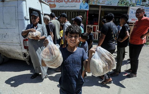 Siyonistlerin aç ve mağdur bıraktığı Gazzelilere WFP'den göstermelik ekmek yardımı