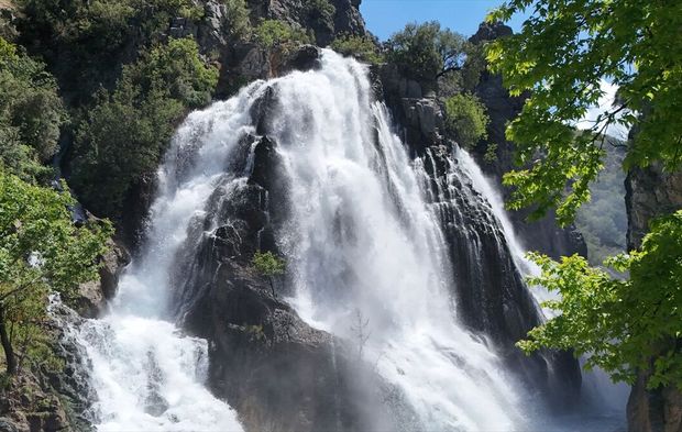Antalya'daki bu şelale dağın içinden fışkırıyor