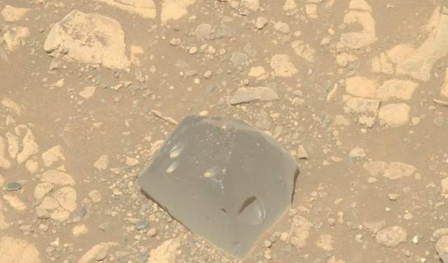 Mars'ta insan kafatasına benzeyen gizemli cisim