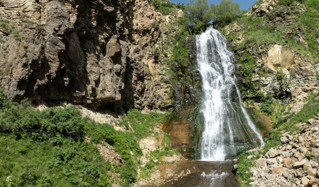 Susuz Şelalesi yağışlarla daha gür akıyor