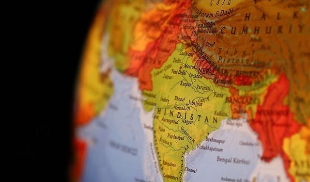 Hindistan'da askeri nakliye uçağı kazası: 5 ölü