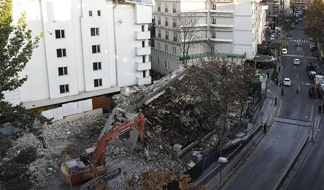 Ankara'da kontrollü yıkımı yapılan 5 katlı atıl bina çöktü