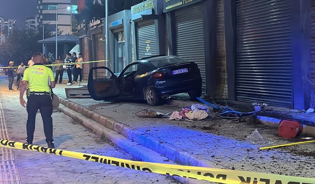 Otomobilin çarptığı yaya hayatını kaybetti, sürücü yaralandı
