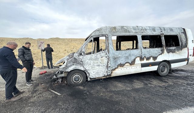 Van'da seyir halindeki minibüs alev aldı