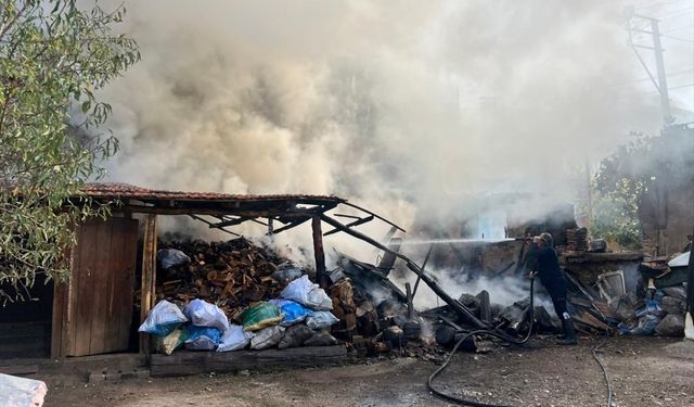 Müstakil evde çıkan yangında 2 kişi dumandan etkilendi