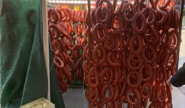 Güvenli olmayan yüzlerce kilogram sucuğa el konuldu