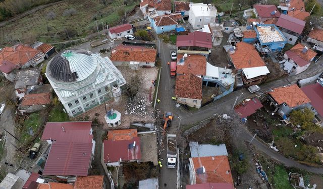 İzmir'de etkili olan sağanak yaşamı olumsuz etkiledi