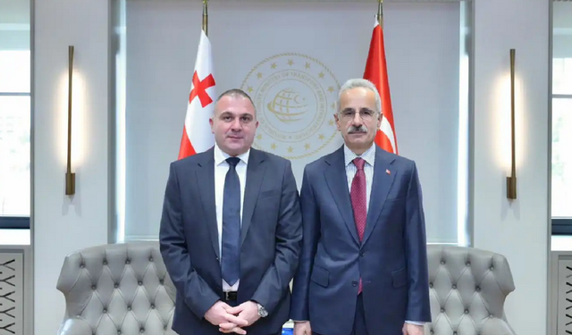 Bakan Uraloğlu, Gürcistan Altyapı Bakanı Sokhadze ile görüştü