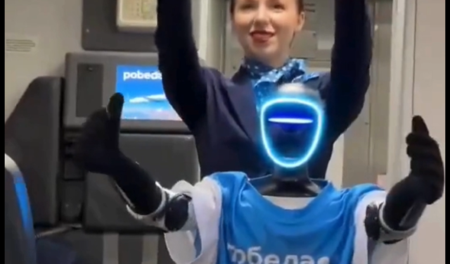 Dünyada Bir İlk! Havayolu Şirketi Uçuşta 'Robot' Kabin Memuru kullandı! İşte o görüntüler