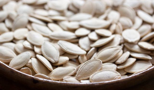 Her gün yalnızca bir avuç kabak çekirdeği tüketseniz ve arkından bir bardak su içseniz vücudunuzda neler olur biliyor..