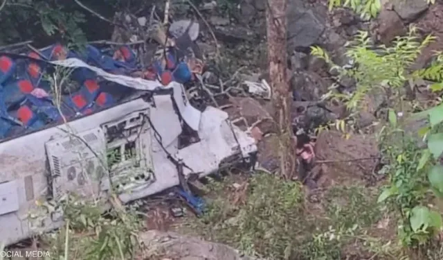 Okul servisi uçuruma yuvarlandı: 17 ölü, 20 yaralı